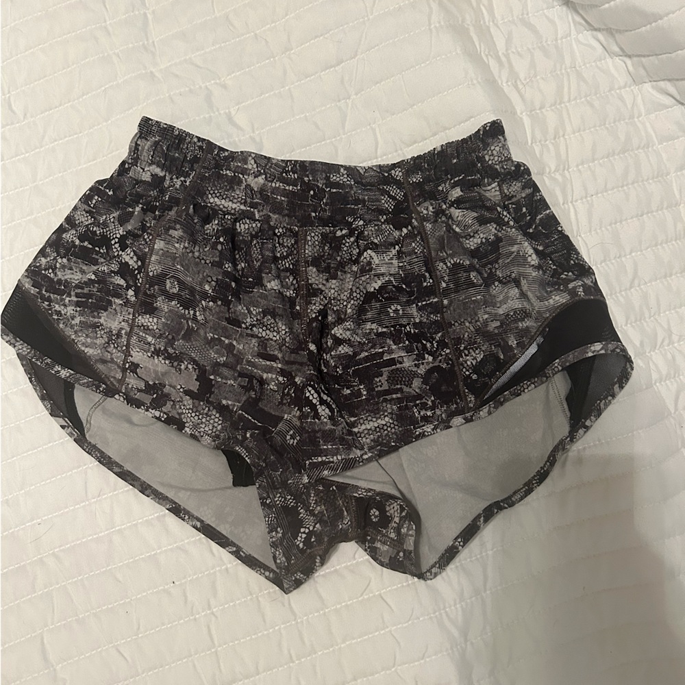 Lululemon Hotty Hot size 4 - black and white patterned